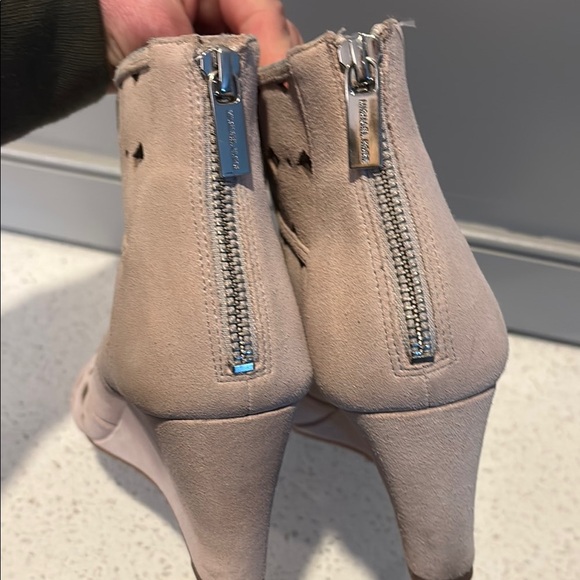 Michael Kors Uma Wedges Open Toe Ankle Boots Cement Suede Back Zipper Size 8.5 - Picture 4 of 9